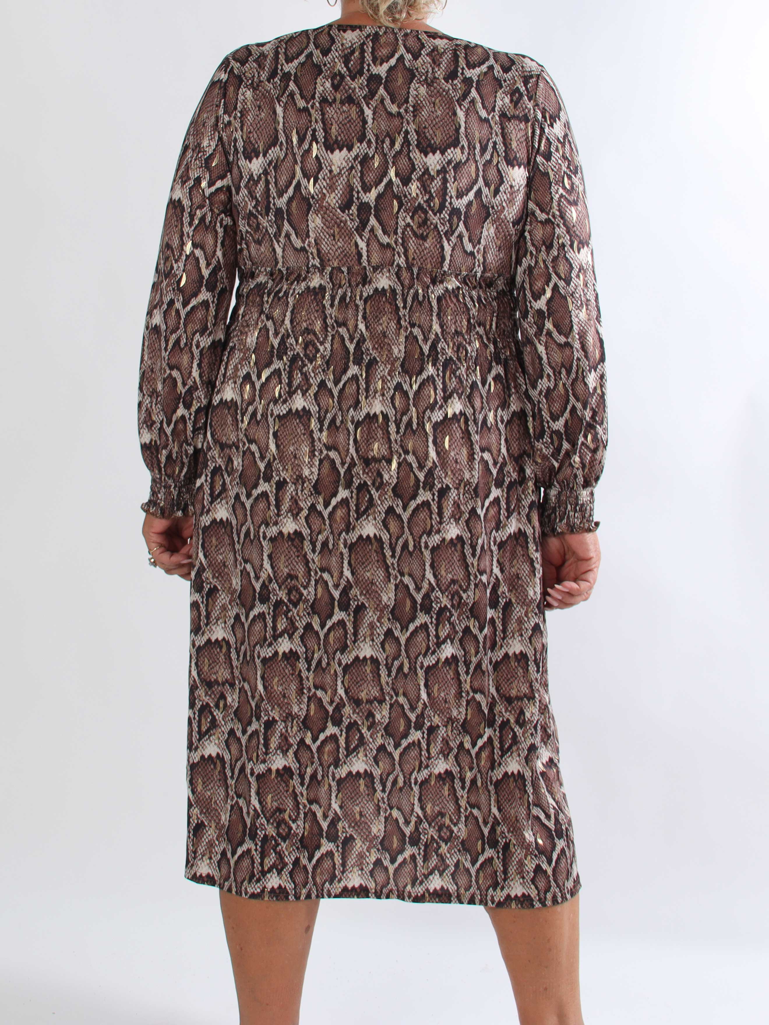 Pams Snake Midi L/S - Plus size kjole i slangeprint med elegante gulddetaljer